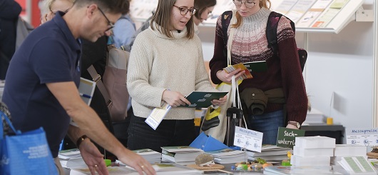 Aussteller wie die Schulbuchverlage bieten Materialien für Lehrende und Lernende an.
